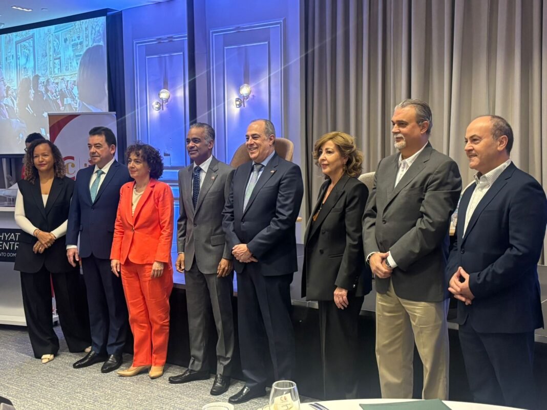 Debaten en Santo Domingo el futuro de la inversión en energías renovables